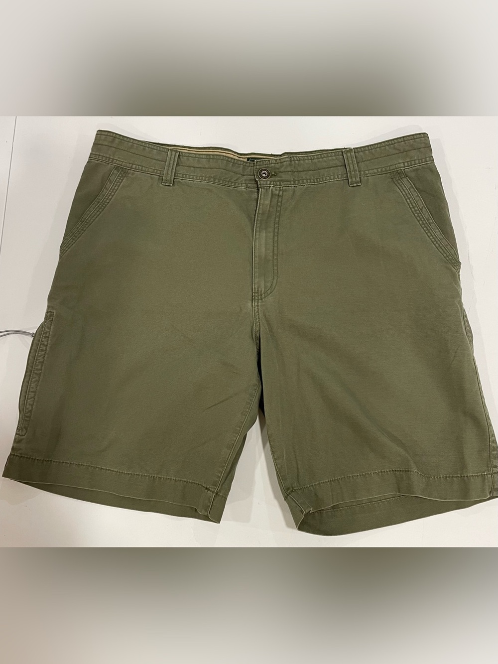 Men’s G.H. Bass khaki shorts olive army green 42